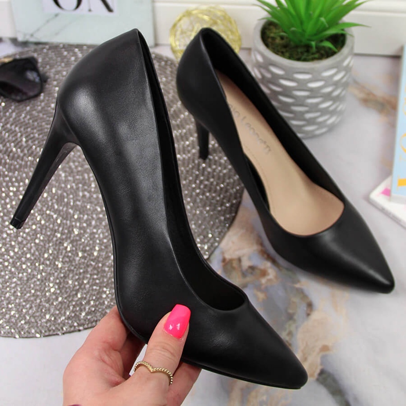 Pumpák egy fekete Sergio Leone sarkon