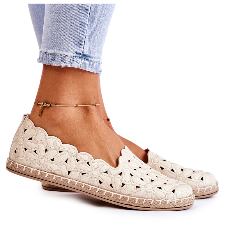 Női bebújós balerinák bézs színű virágokkal