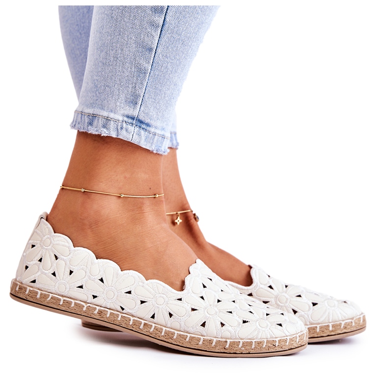 Női bebújós balerinák fehér virágokkal