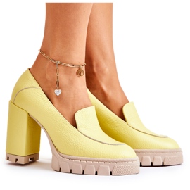 PA2 Divatos szivattyúk egy hatalmas sárga Margott platformon