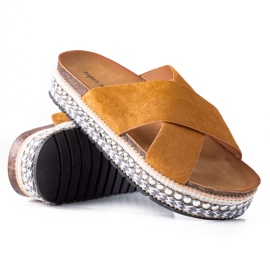 SHELOVET Divatos papucs a platformon barna