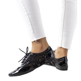 A márka fekete lakkozott cipői Brett