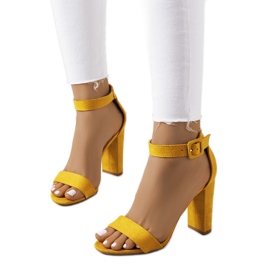 Sárga szandál egy Hopkins-postán Sárga szandál egy Hopkins-postán