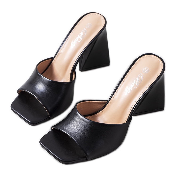 Fekete papucs az Istila poszton