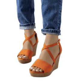 A márka narancssárga szandálja Kerry