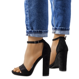 Fekete szandál a Karida poszton Fekete szandál a Karida poszton