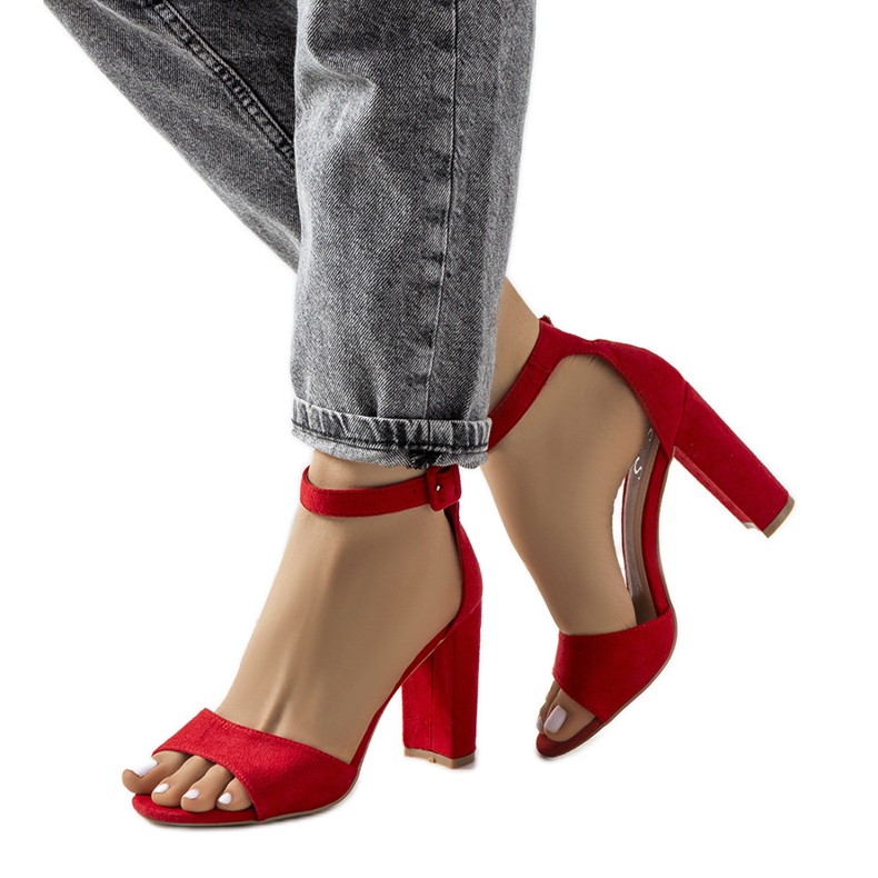 Piros szandál a Doyle-oszlopon