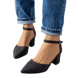 Fényes fekete pumpák a Mawahi poszton