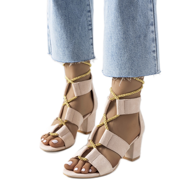 Bézs szandál a Saliba poszton