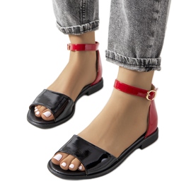 Fekete-piros lakkozott szandál a Besselsentől