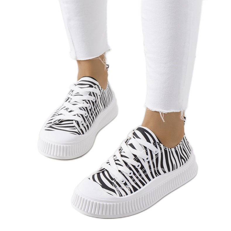 Fekete-fehér tornacipők a Chovka platformon