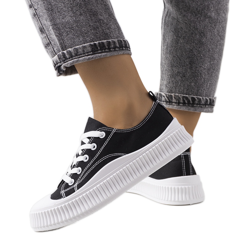 Fekete tornacipő a Chovka platformon