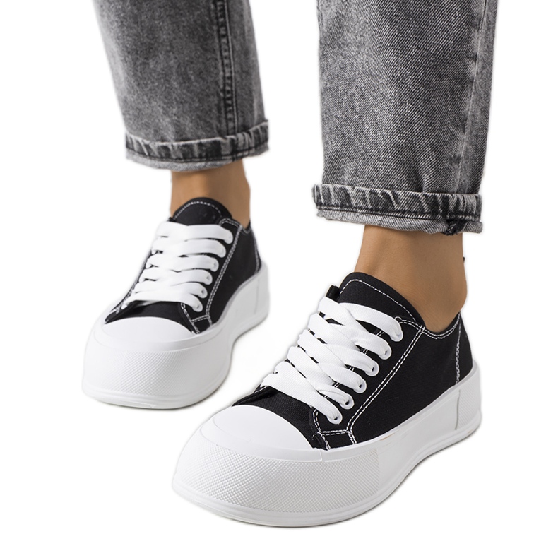 Fekete tornacipő a Louisal platformon