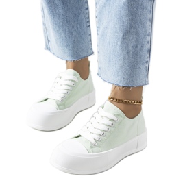 Zöld tornacipők a Louisal platformon