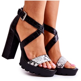 Divatos szandálok egy bárban Fekete-fehér Snake Rammis Divatos szandálok egy bárban Fekete-fehér Snake Rammis