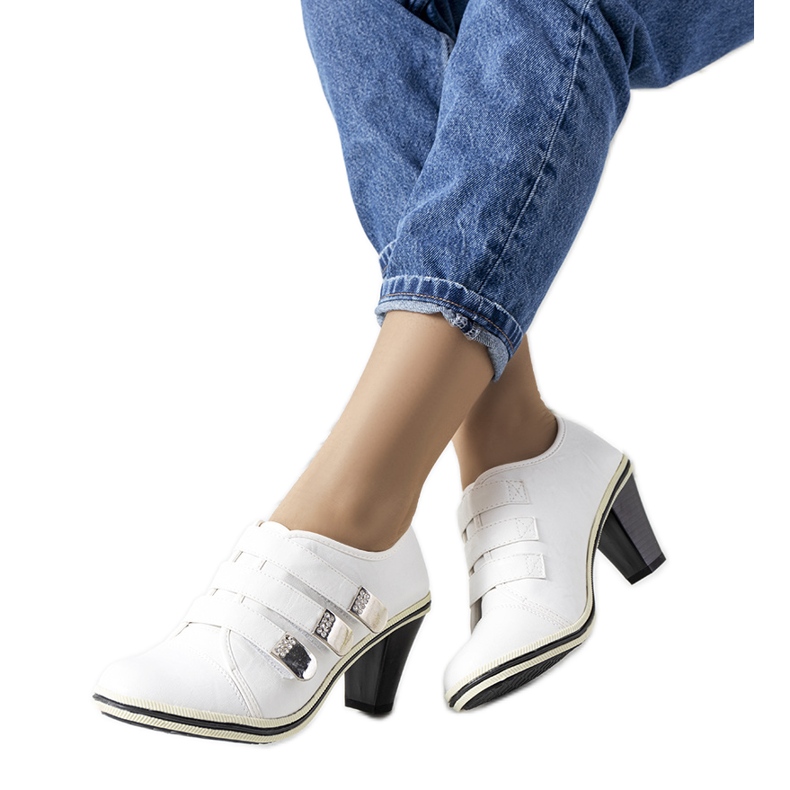 Fehér cipő a Payla poszton