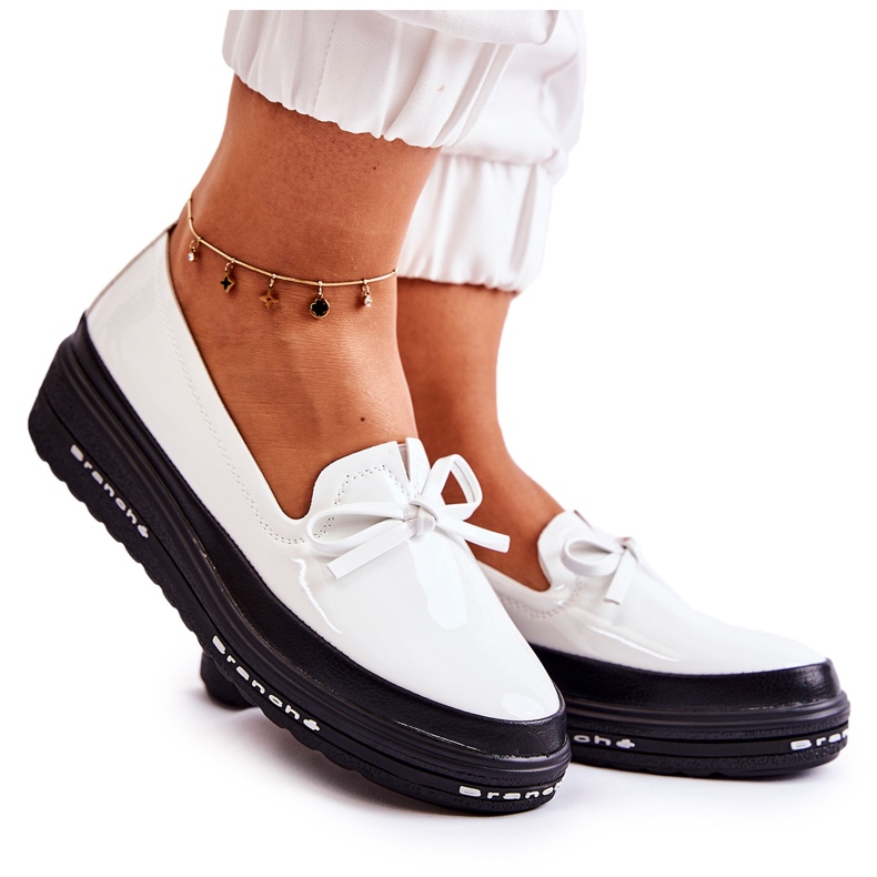 Vinceza Női lakkozott naplopók Wedge, fehér fodros