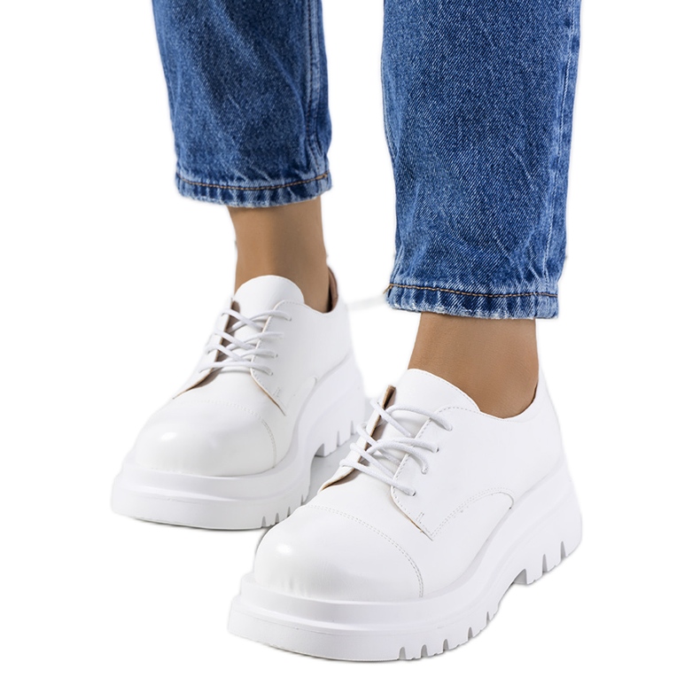 Fehér cipő a Henta traktortalpon