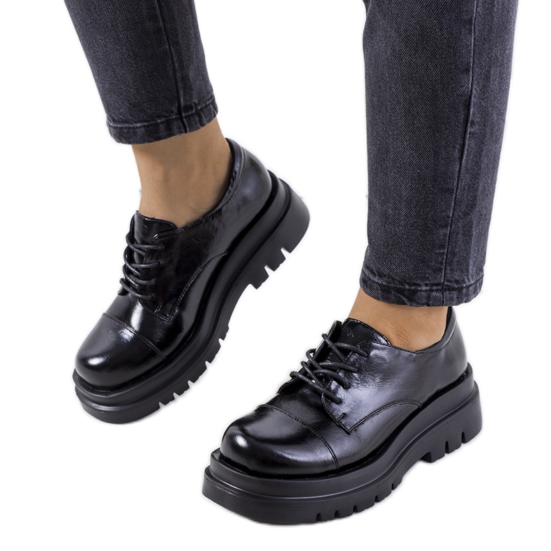 Fekete cipő a Henta traktortalpon