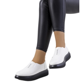 Fehér brogues a Siddons platformon