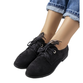 A márka fekete cipői Ename