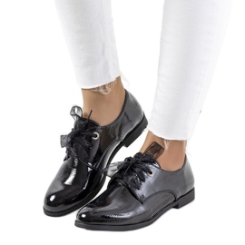 Fekete lakkozott cipő a Swisher márkától