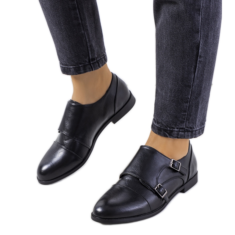 A márka fekete alacsony cipője Bass