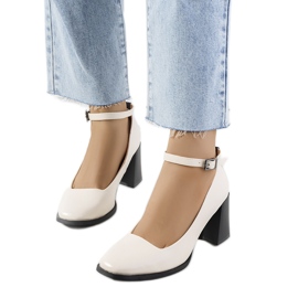 Bézs színű pumpák hevederrel Bézs színű pumpák hevederrel