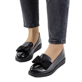 BM Voeren fekete lakkozott cipő