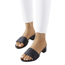 Fekete szőtt papucs a verduni poszton