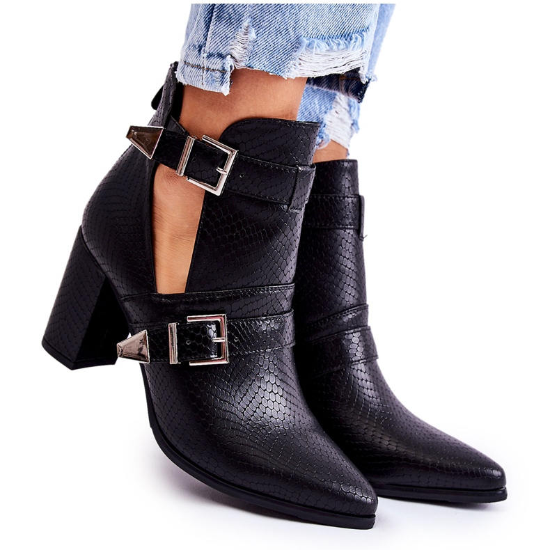 WJ2 Divatos csizma oszlopon, fekete suelo kivágásokkal