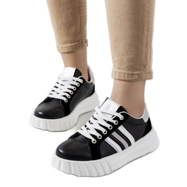 Fekete tornacipő a Prinsep platformon