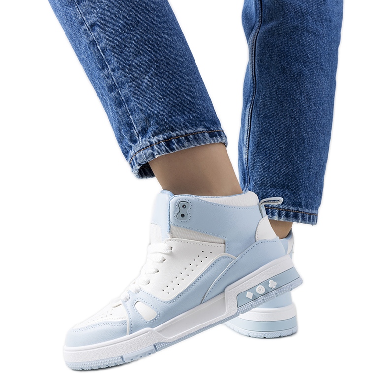 A Grandis kék tornacipői fehér