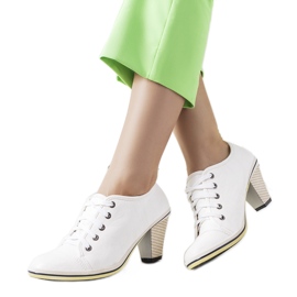 Fehér brogues a Belisle-i poszton