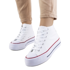 Fehér tornacipő a Korgay platformon