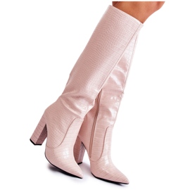 Divatos bézs konstans csizma bárban