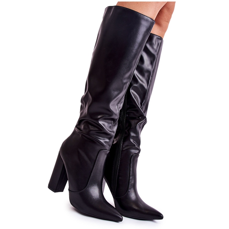 WD1 Klasszikus fekete csizma egy bárban Mayra