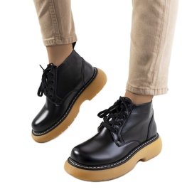 A márka fekete csizmái Redelek A márka fekete csizmái Redelek