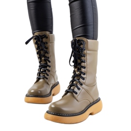 A márka zöld csizmái Redel