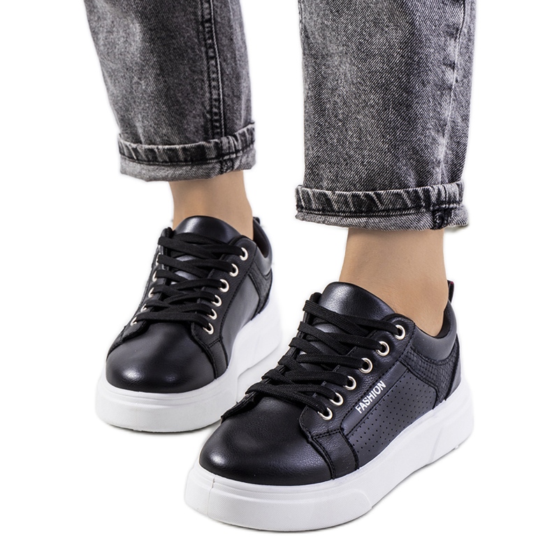 Fekete tornacipő vastag Louisiana talpon