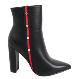 Keli fekete magassarkú