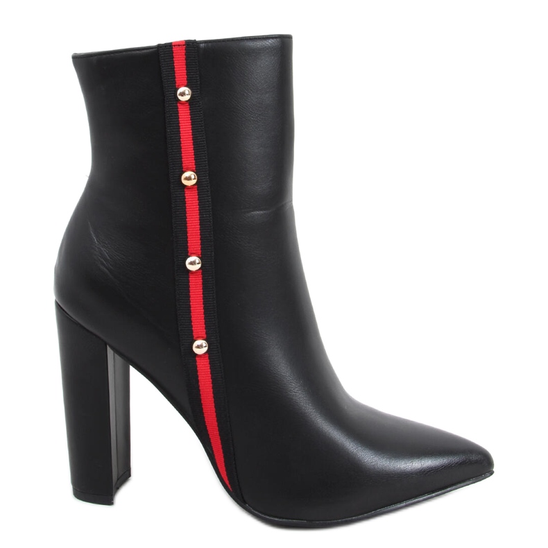 Keli fekete magassarkú