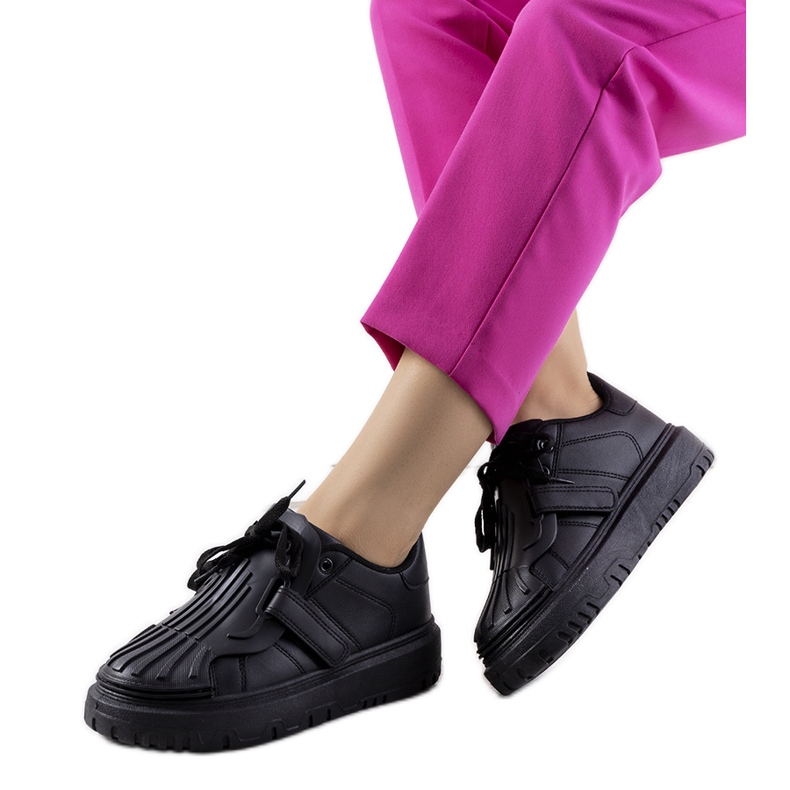 Fekete tépőzáras cipők a Pates-től