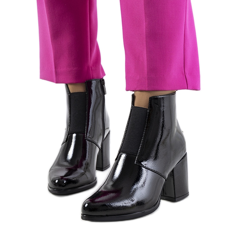 Fekete lakkbőr Norwichból