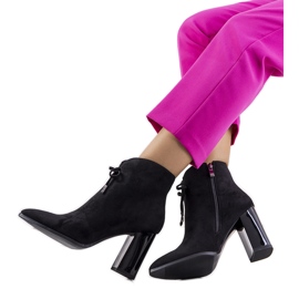 Fekete csizma a Deti poszton