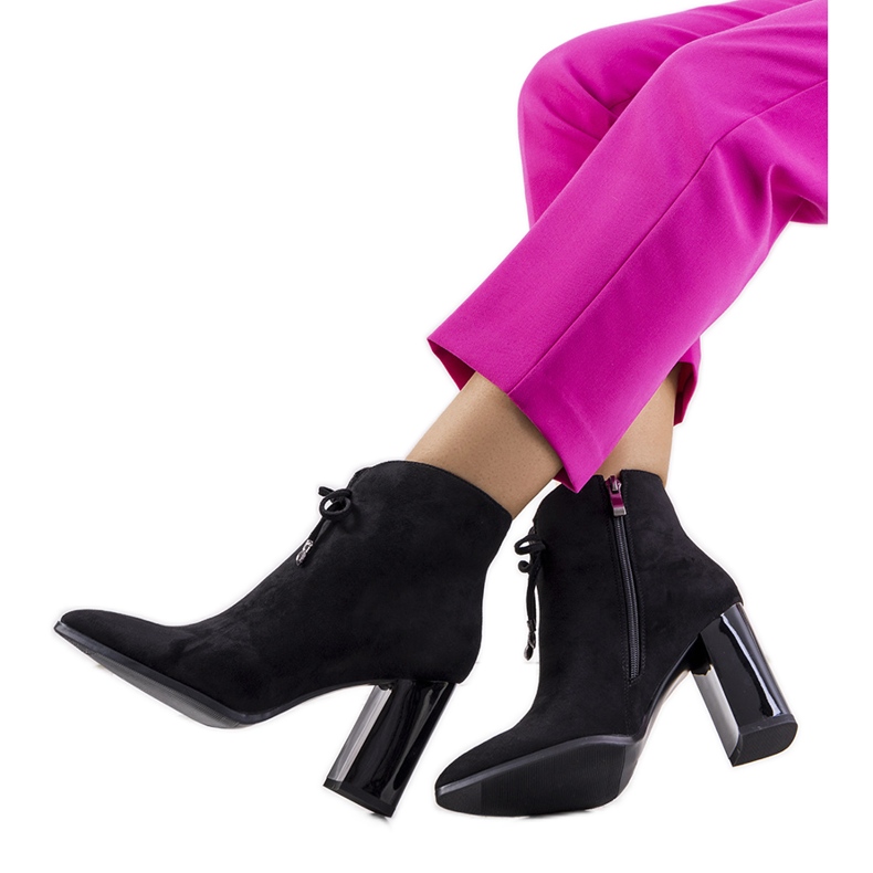 Fekete csizma a Deti poszton