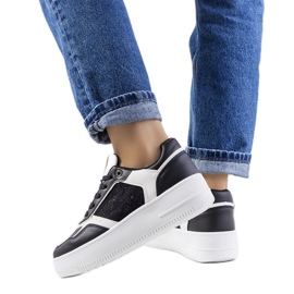 Fekete tornacipő a Coronel platformon