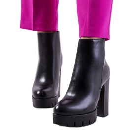 Fekete magassarkú csizma a Karlo márkától