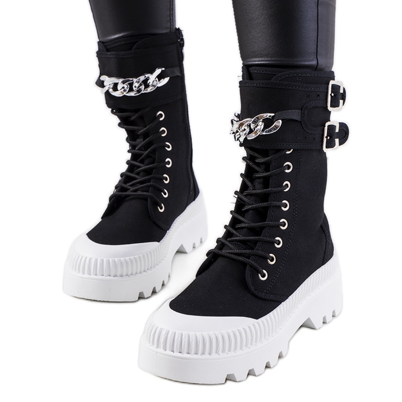 Fekete tornacipő Taus lánccal