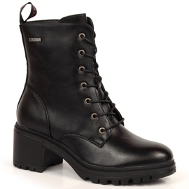 Fekete Vinceza fűzős csizma a poszton